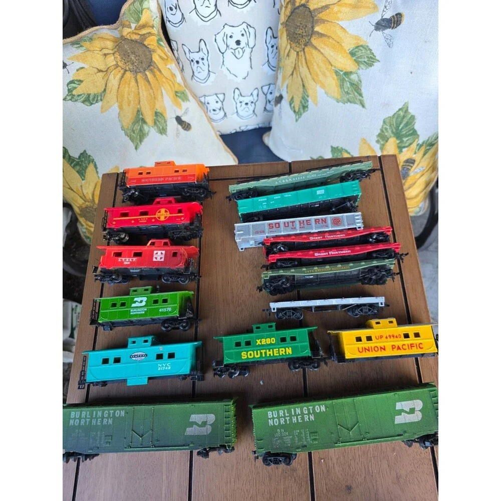 Vintage HO Scale Model Train Freight Cars Assorted Lot 15 Caboose Boxcars Hopper
